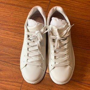 NEW-Skechers Women's white Size 8